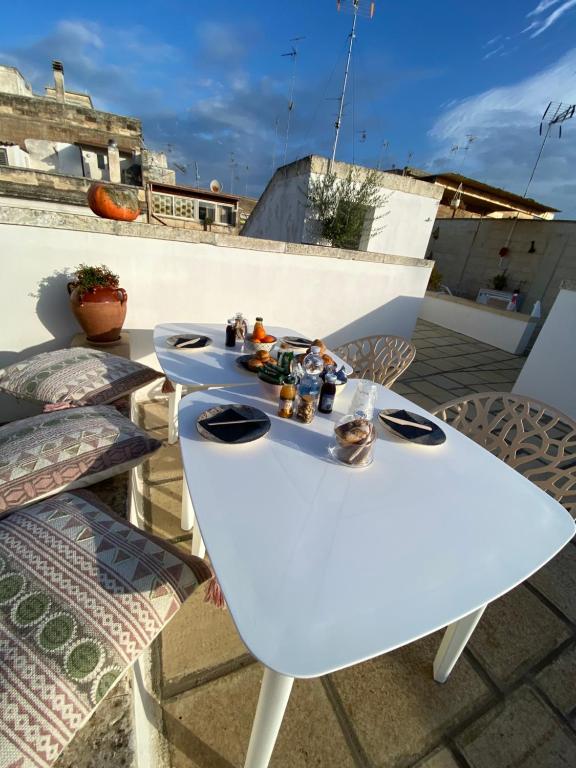 una mesa blanca con comida en la azotea en beddhra mia, en Lecce