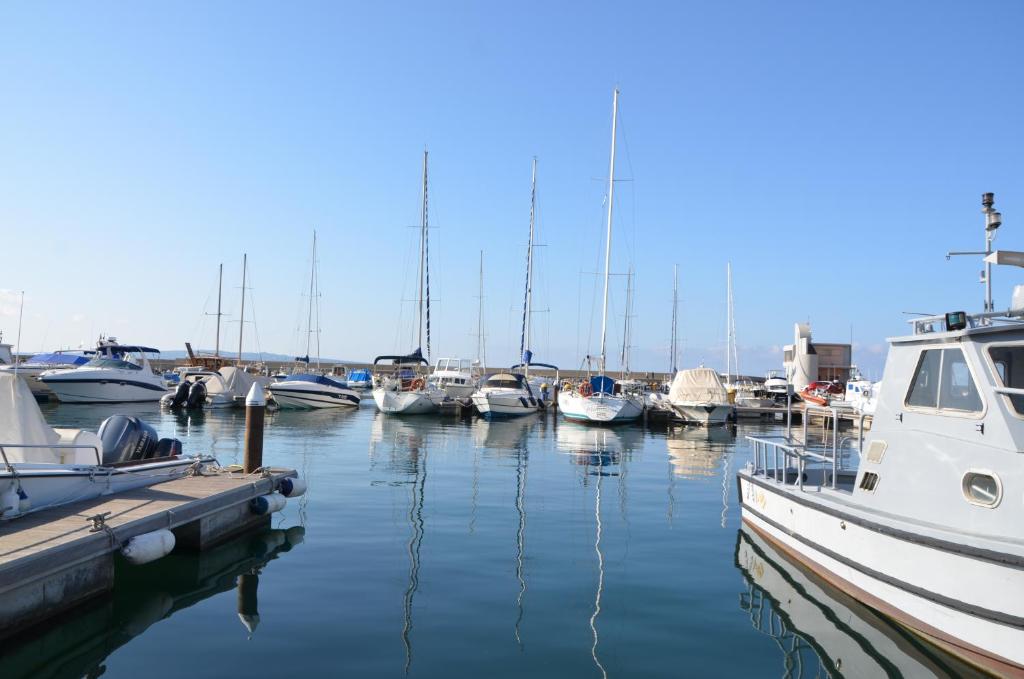 Un montón de barcos están atracados en un puerto deportivo. en Villarolu en Portoscuso