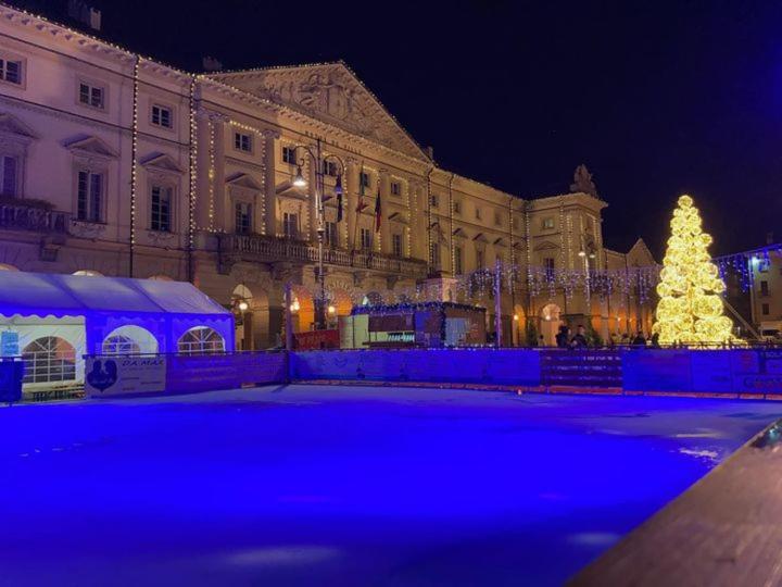 oświetlone choinkę świąteczną przed budynkiem w obiekcie Casa Lumiere w Aoście