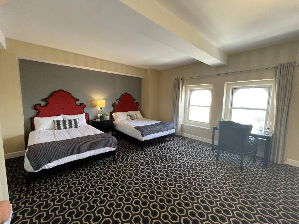 Sobeny Blakely Hotel 1 King Bed - Housity