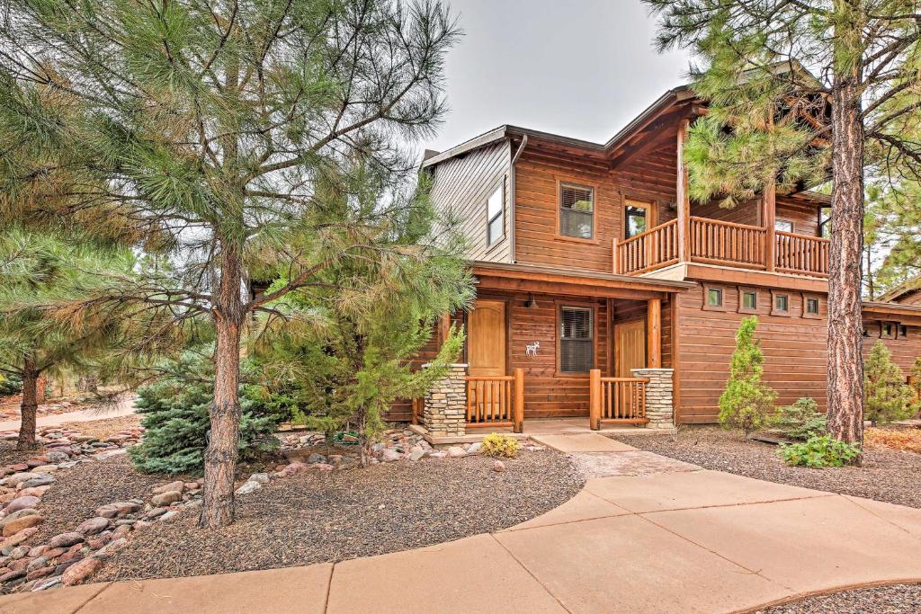 ein Blockhaus mit einer Veranda und einem Baum in der Unterkunft Less Than 1 Mi to Torreon Golf Club Show Low Condo in Show Low