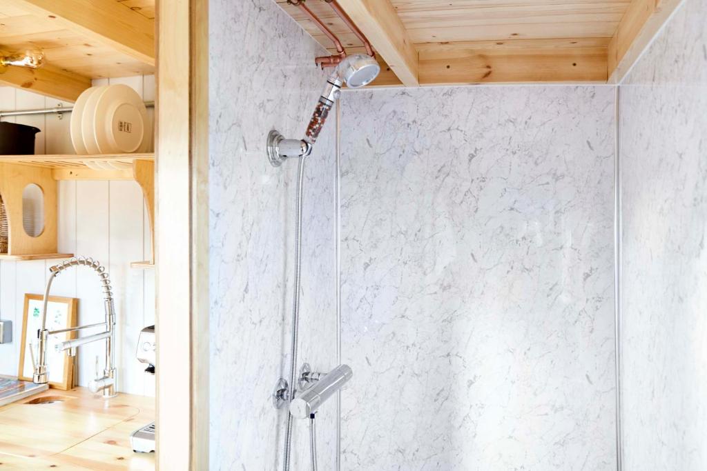 Koupelna v ubytování Aileen - Unique tiny house with wood fired roll top bath in heart of the Cairngorms