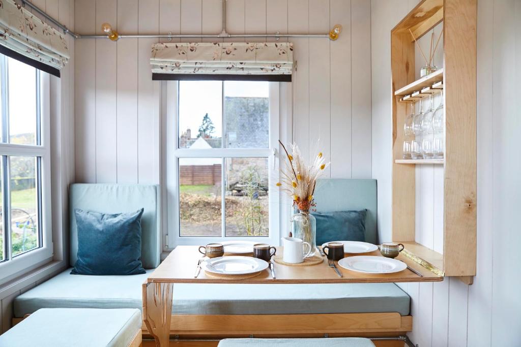 Posezení v ubytování Aileen - Unique tiny house with wood fired roll top bath in heart of the Cairngorms