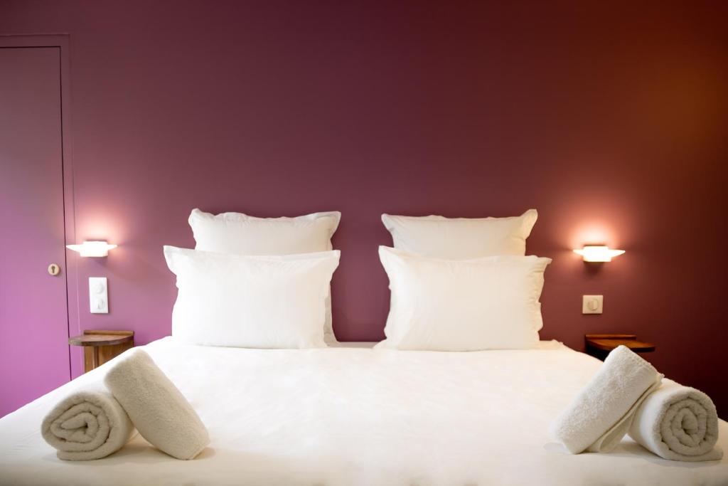 Un pat sau paturi într-o cameră la Villa du Marché