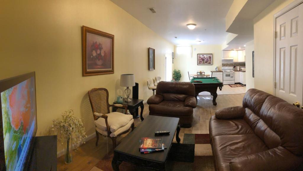 uma sala de estar com um sofá e uma mesa em Single family home em Fort Washington