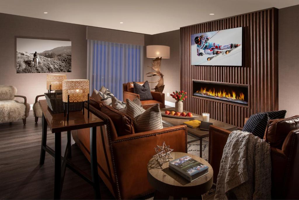 
a living room filled with furniture and a fire place at Parkway Inn of Jackson Hole in Jackson
