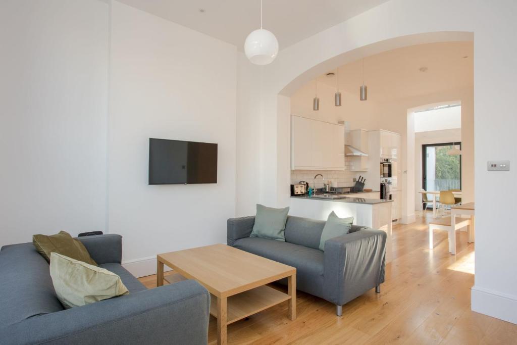 Newly Refurbished Modern 3 Bedroom Apartment in Affluent Fulham