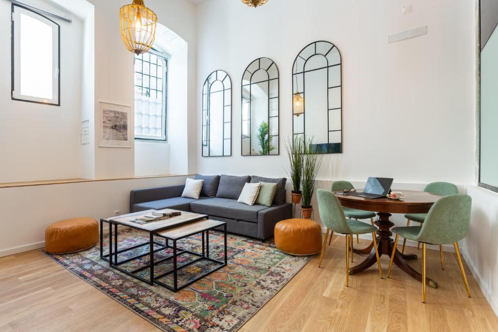 uma sala de estar com um sofá e uma mesa em Bairro Alto Bronze of Art Apartments em Lisboa