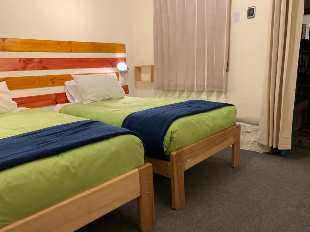 Postel nebo postele na pokoji v ubytování Gaia House Hostel
