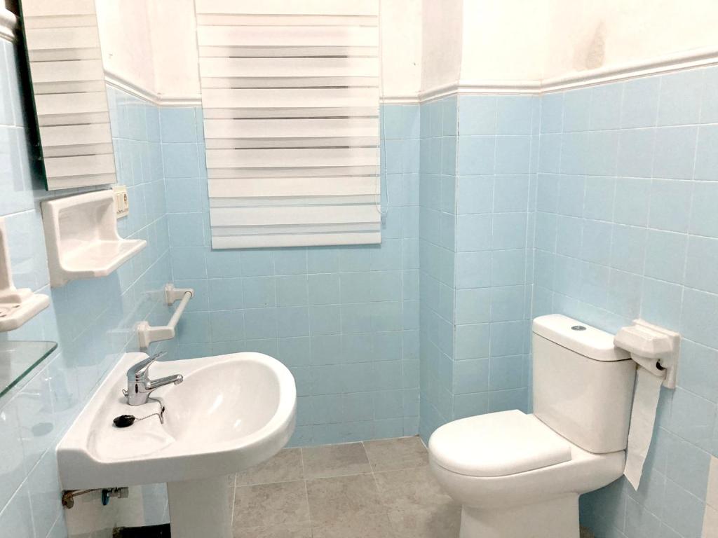 een badkamer met een wit toilet en een wastafel bij 4 bedrooms house with terrace and wifi at Albunol 7 km away from the beach in Albuñol