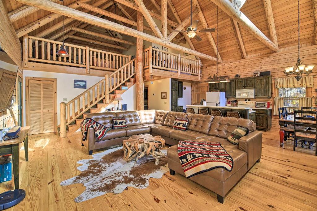Χώρος καθιστικού στο Lansing Cabin with 2 Huge Wraparound Decks and Hot Tub
