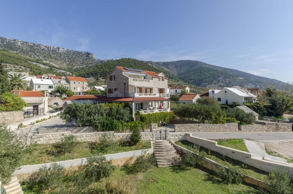 una casa en una ciudad con una montaña en el fondo en Apartments and Rooms LEA en Bol