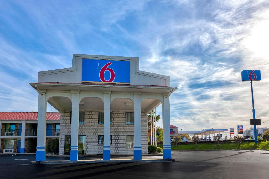 Motel 6-Cookeville, TN - Housity