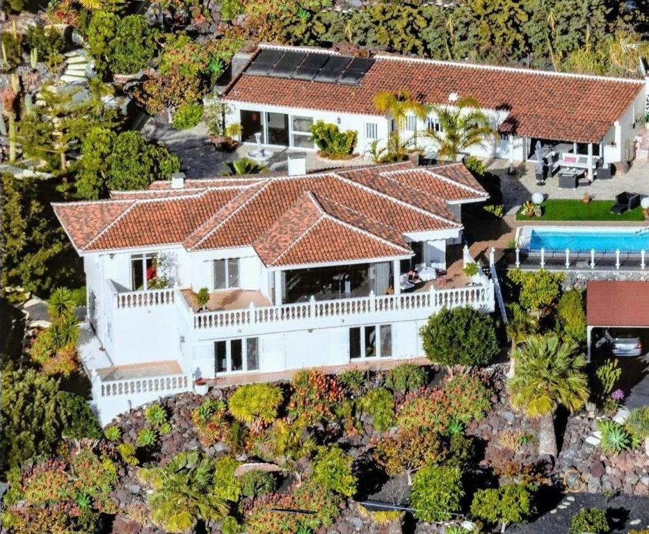 an aerial view of a house with a swimming pool at Luxusvilla Sol y Mar mit grandiosem Meerblick in Adeje