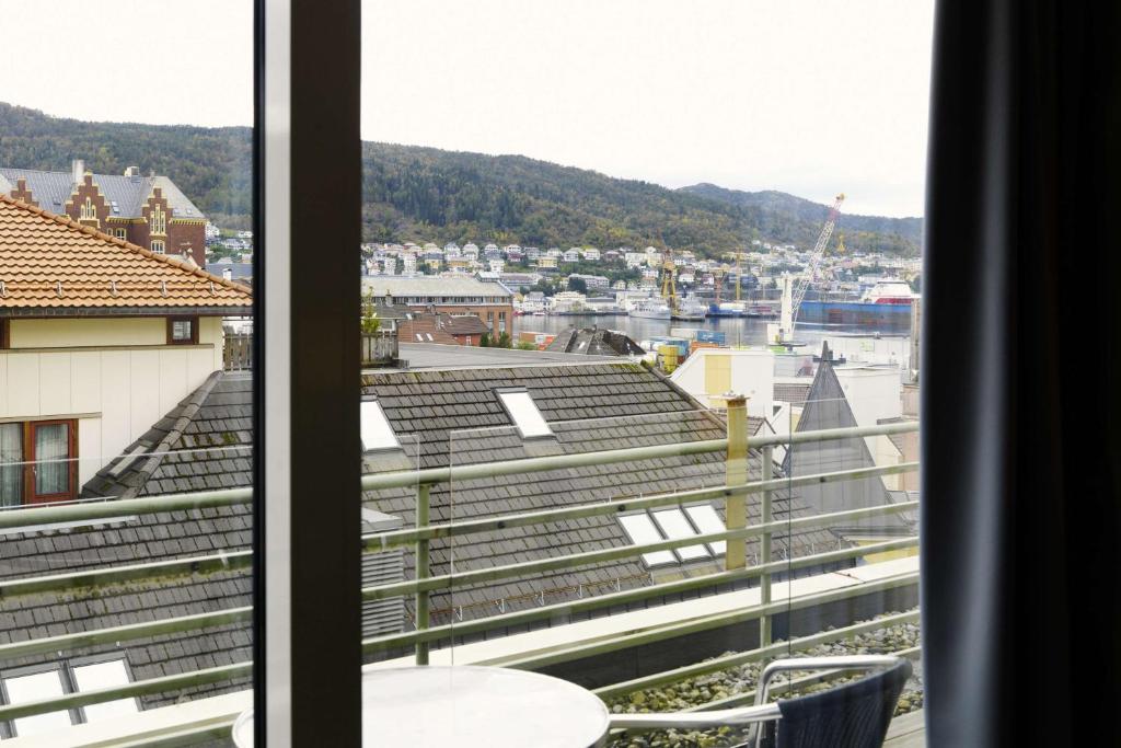 een uitzicht vanuit een raam van een stadion bij Scandic Bergen City in Bergen
