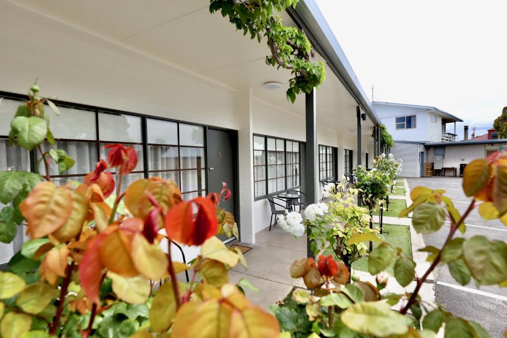 een gebouw met een bos bloemen ervoor bij Guichen Bay Motel in Robe