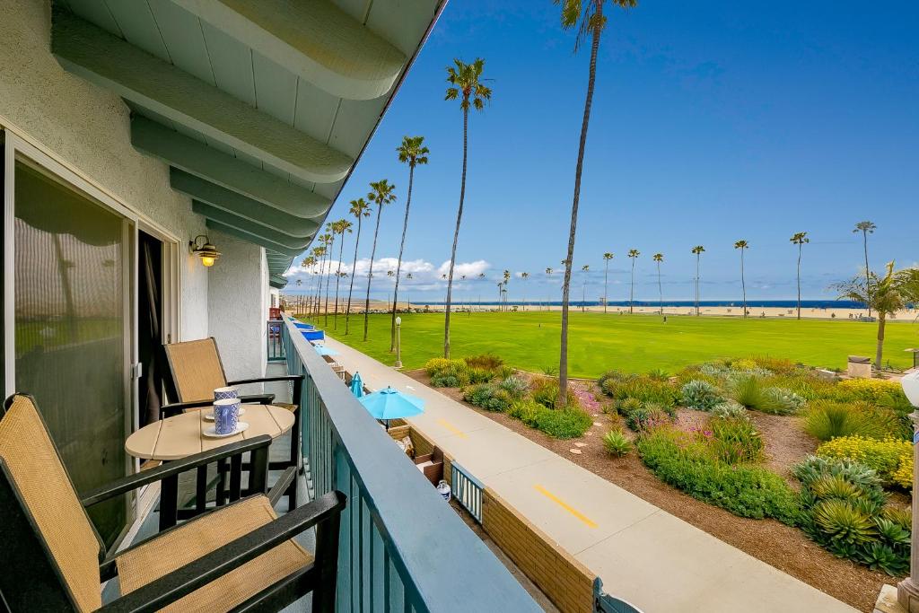balcón con vistas a la playa y a las palmeras en Groundswell B, en Newport Beach