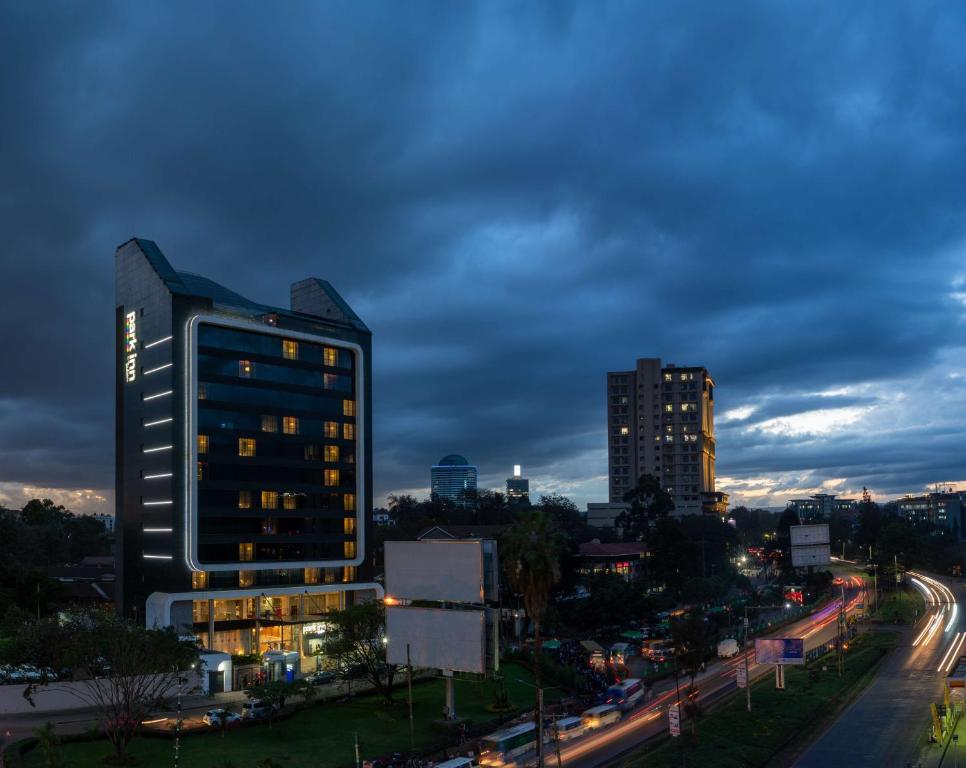 een skyline van de stad 's nachts met een hoog gebouw bij Park Inn by Radisson, Nairobi Westlands in Nairobi