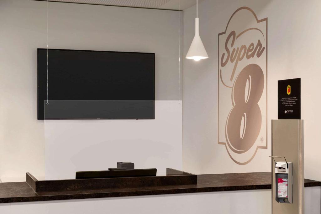 TV a/nebo společenská místnost v ubytování Super 8 by Wyndham Augsburg