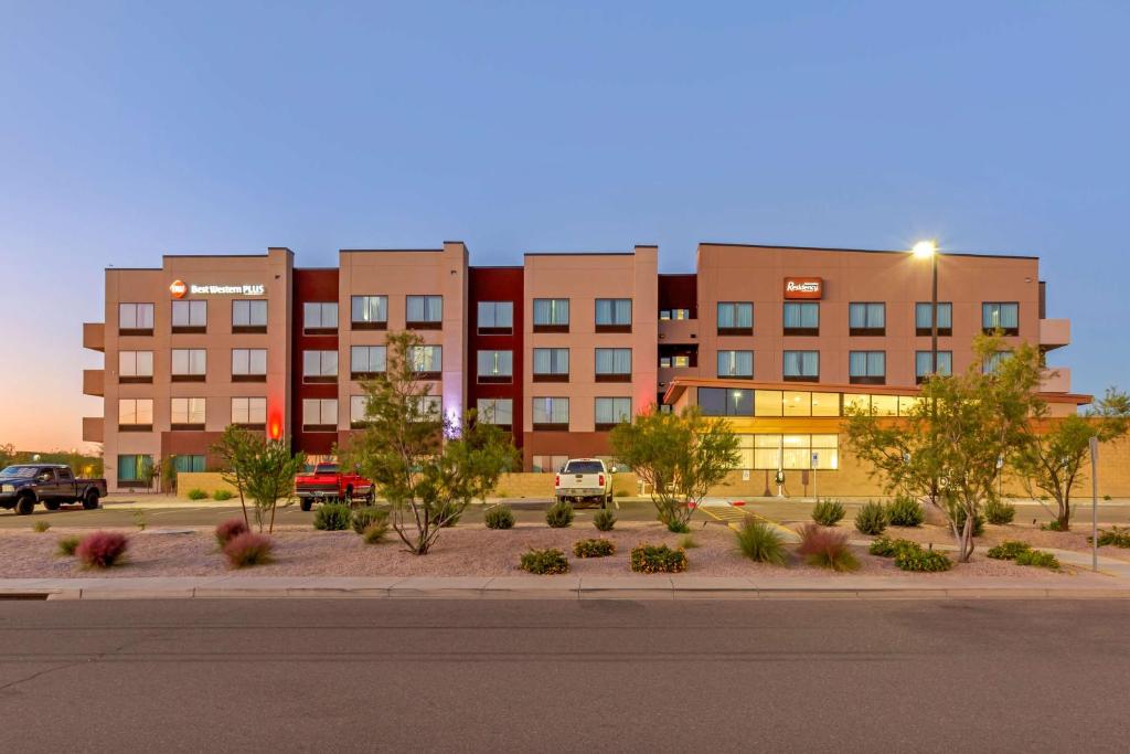 een weergave van een appartementencomplex met een straat bij Best Western Plus Executive Residency Phoenix North Happy Valley in Phoenix