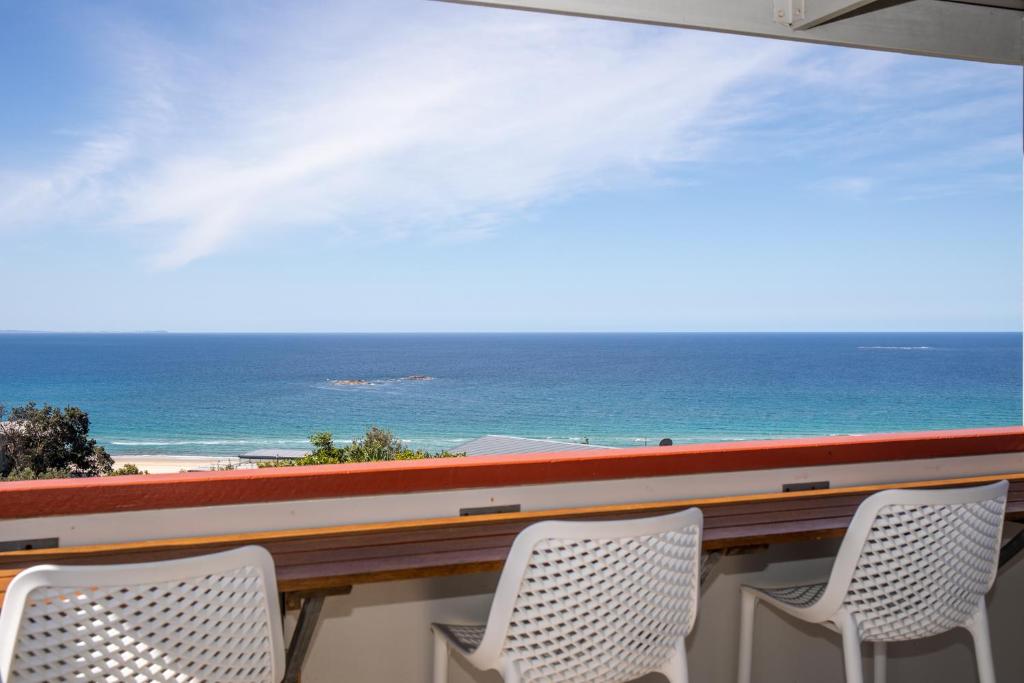- Balcón con 2 sillas y vistas al océano en BEST OCEAN VIEWS ON STRADDIE + SUNSET DECK en Point Lookout