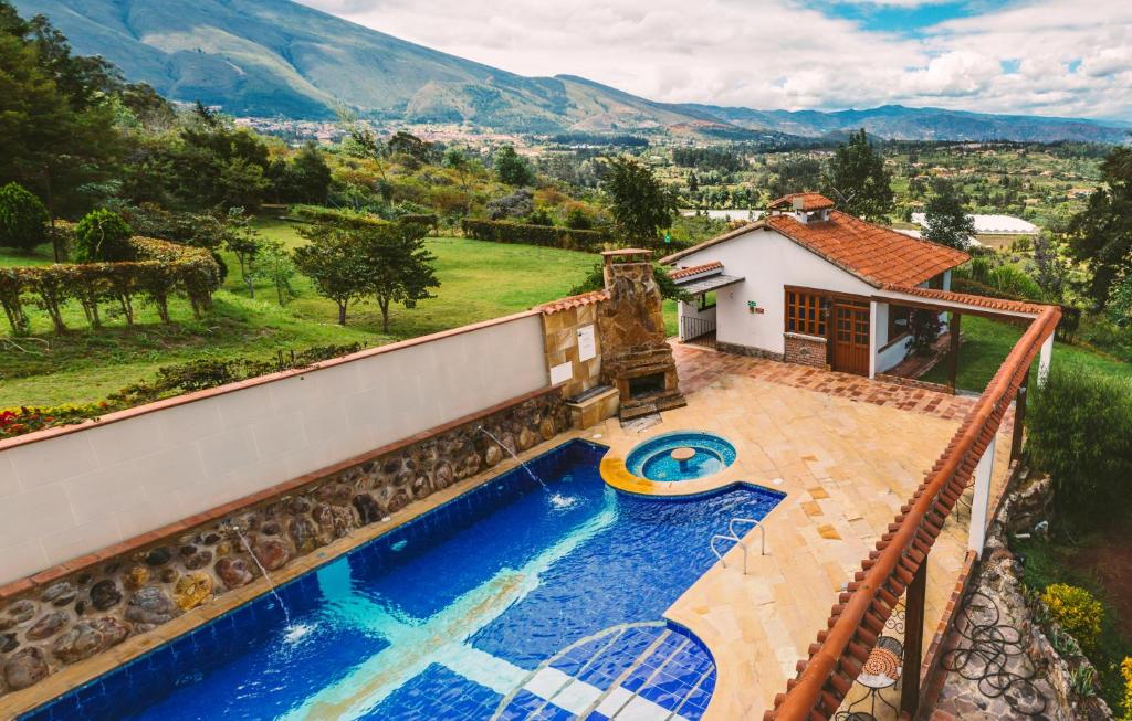 a house with a swimming pool and a backyard at Casa de Campo Hotel & Spa in Villa de Leyva