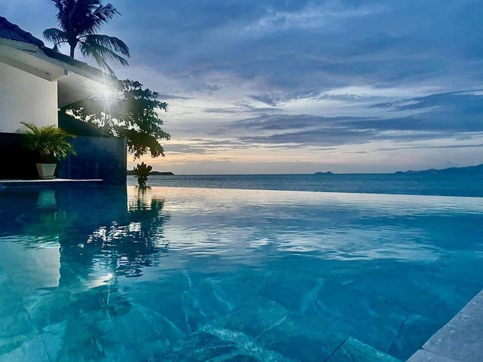 - une piscine avec vue sur l'océan dans l'établissement The Cosy Maenam Beach Resort, à Mae Nam Beach