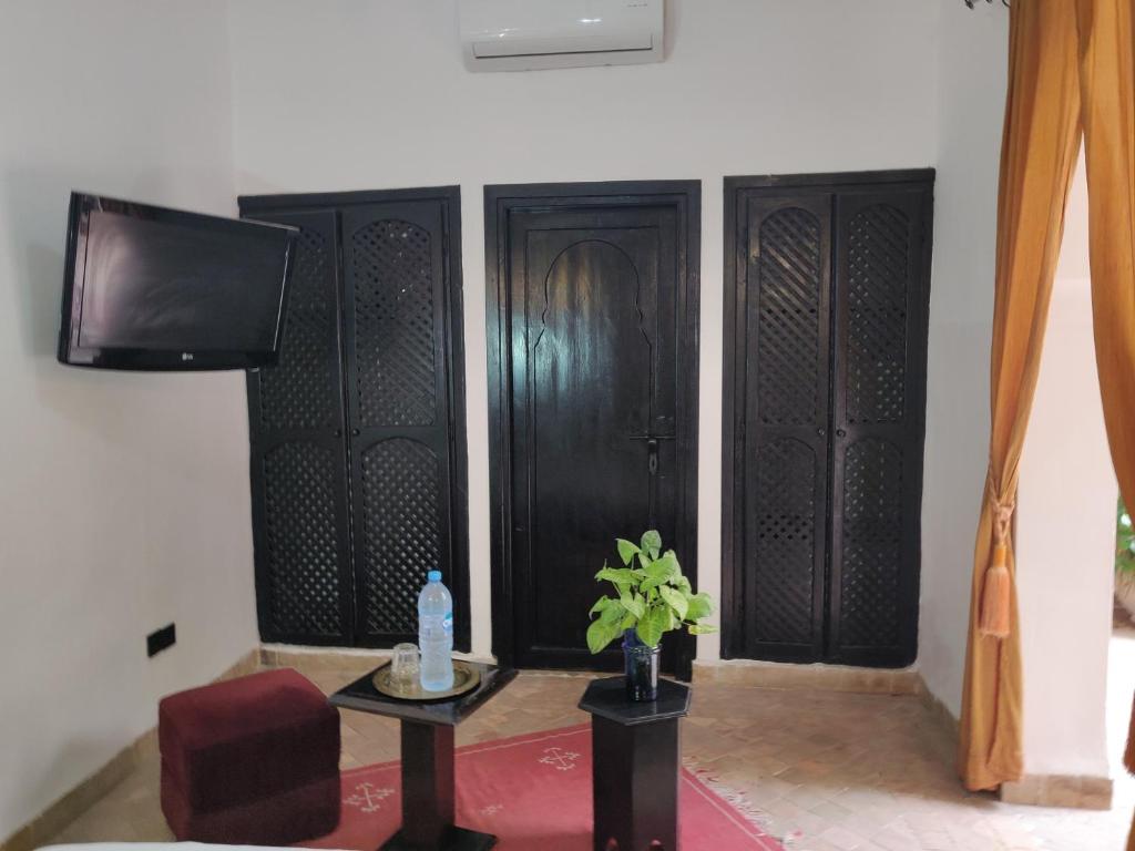 TV a/nebo společenská místnost v ubytování Riad Dar Foundouk and Spa
