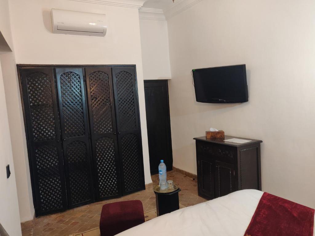 TV a/nebo společenská místnost v ubytování Riad Dar Foundouk and Spa
