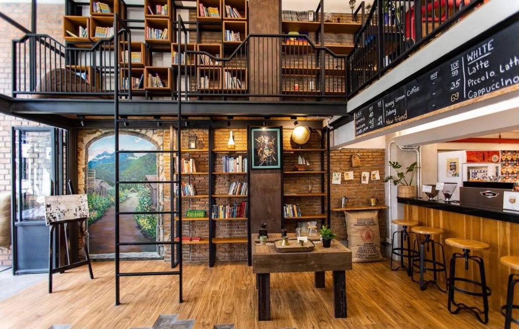 una libreria con una libreria piena di libri di Hobnob Hostel a Chiang Mai