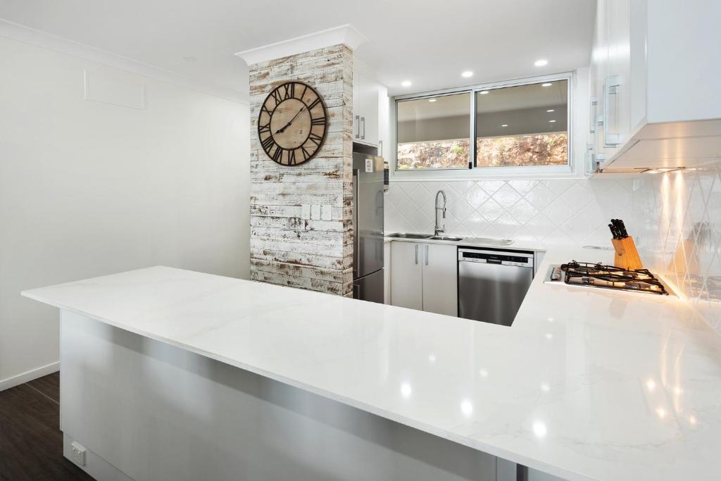 Cucina o angolo cottura di Frangipani Beachfront Lodge 202 on Hamilton Island by HamoRent