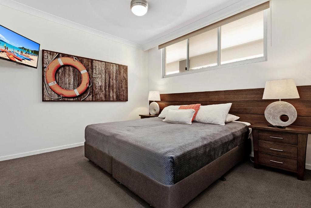 Letto o letti in una camera di Frangipani Beachfront Lodge 202 on Hamilton Island by HamoRent