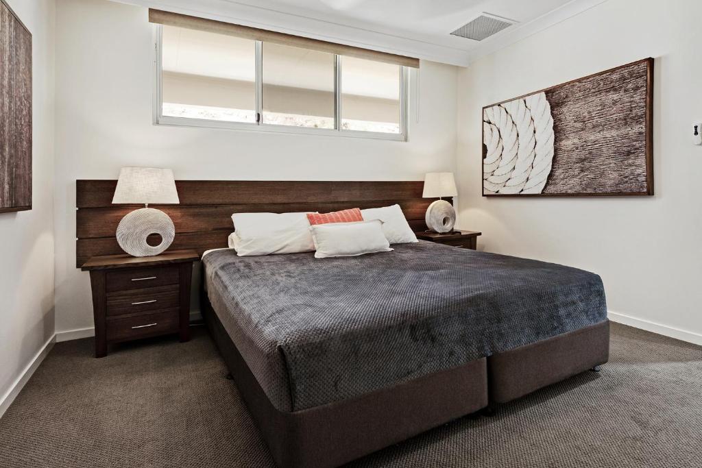 Letto o letti in una camera di Frangipani Beachfront Lodge 202 on Hamilton Island by HamoRent