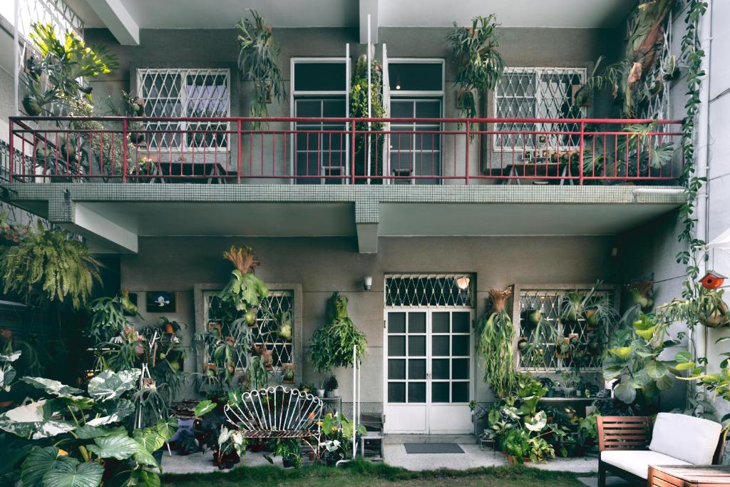 台南市にあるシヴィル ライフ 台南の植物のあるバルコニー付きの家