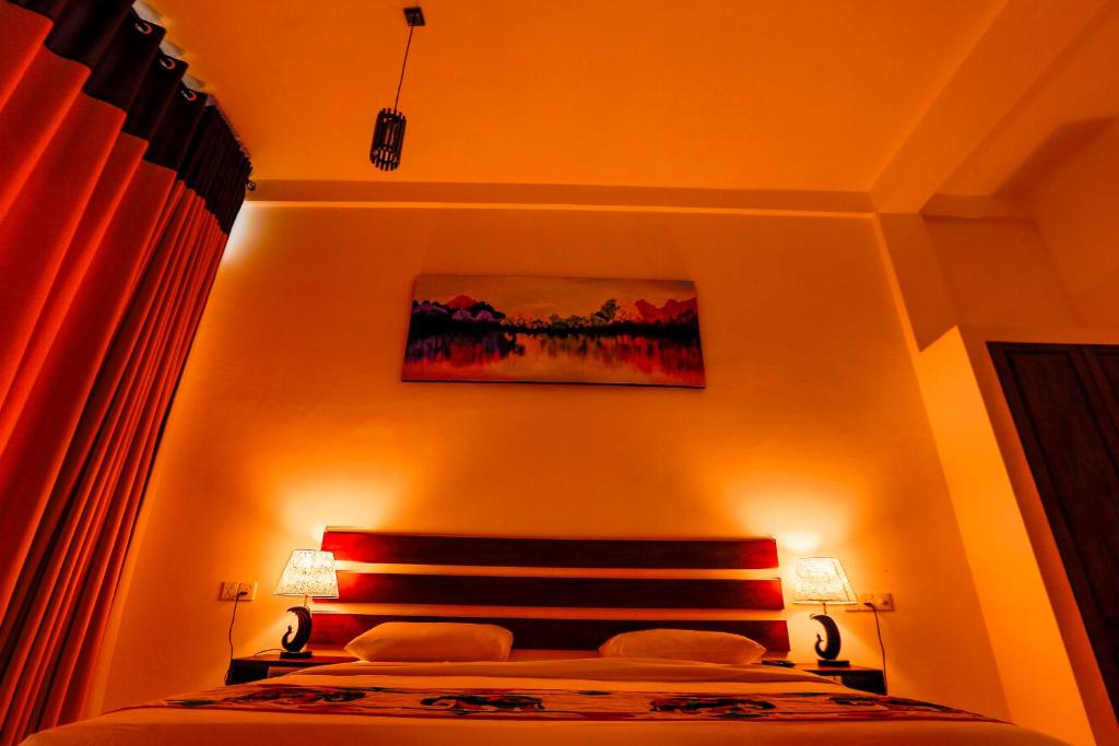 Кровать или кровати в номере Thuruliya Hotel