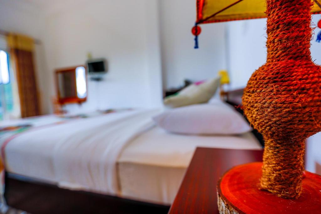 Кровать или кровати в номере Thuruliya Hotel