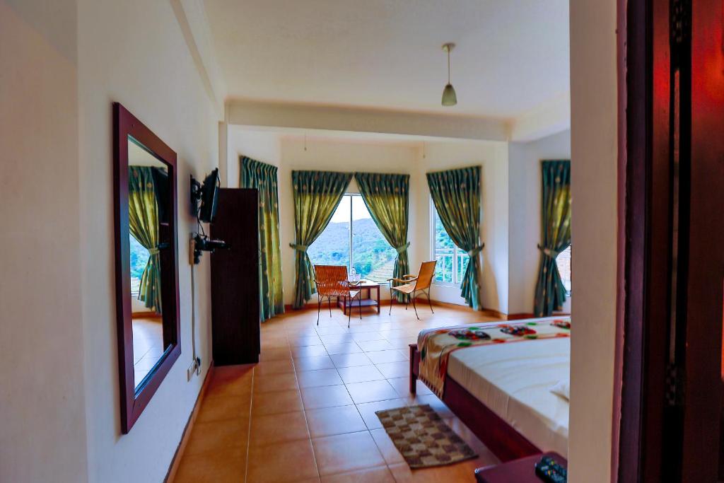 Кровать или кровати в номере Thuruliya Hotel