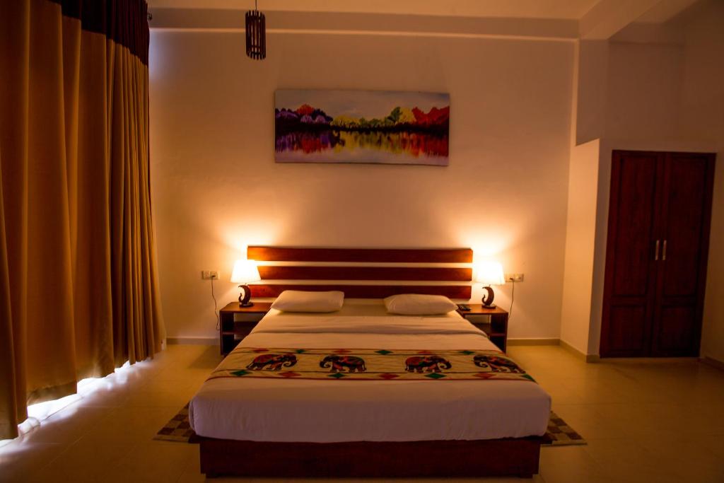Кровать или кровати в номере Thuruliya Hotel