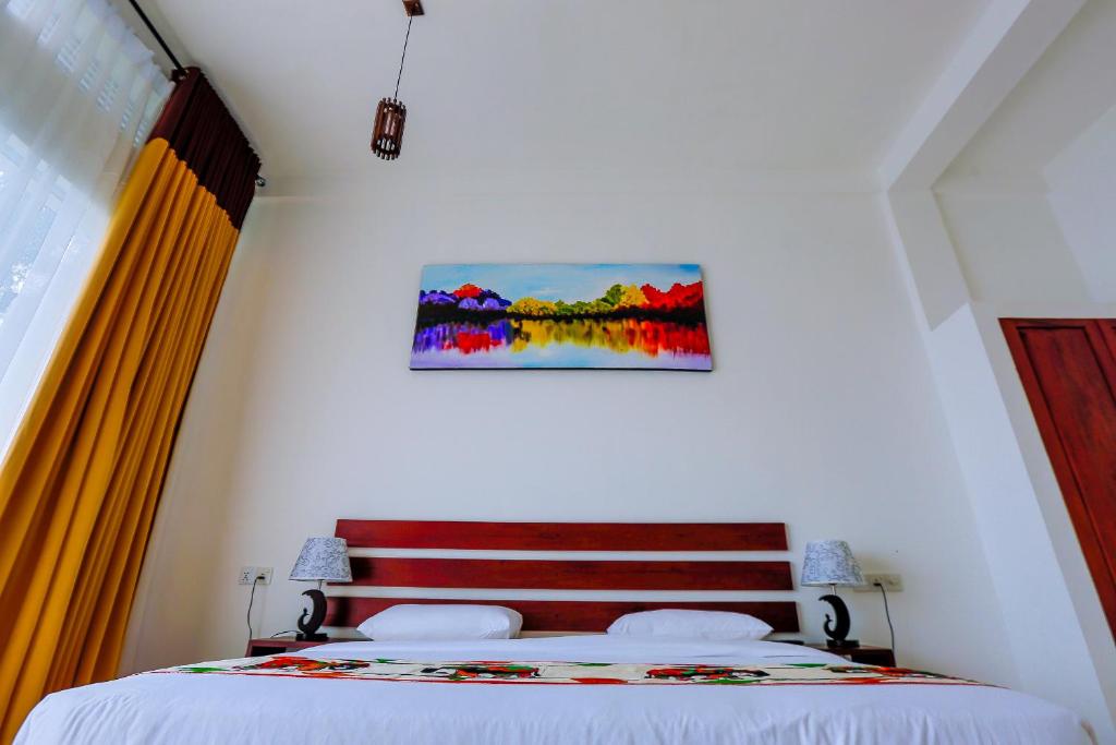 Кровать или кровати в номере Thuruliya Hotel