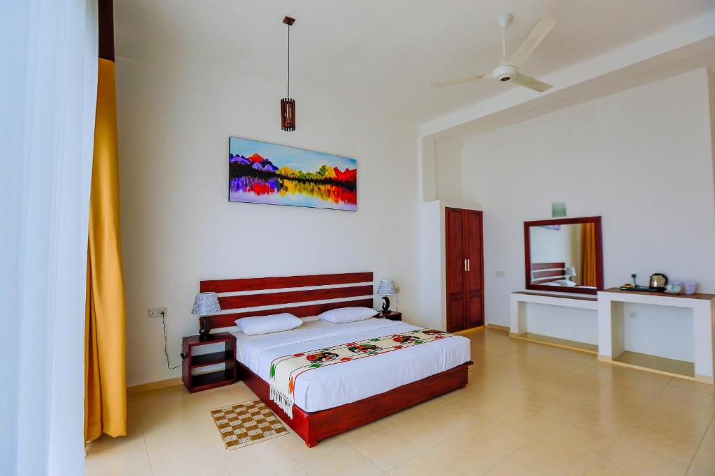 Кровать или кровати в номере Thuruliya Hotel