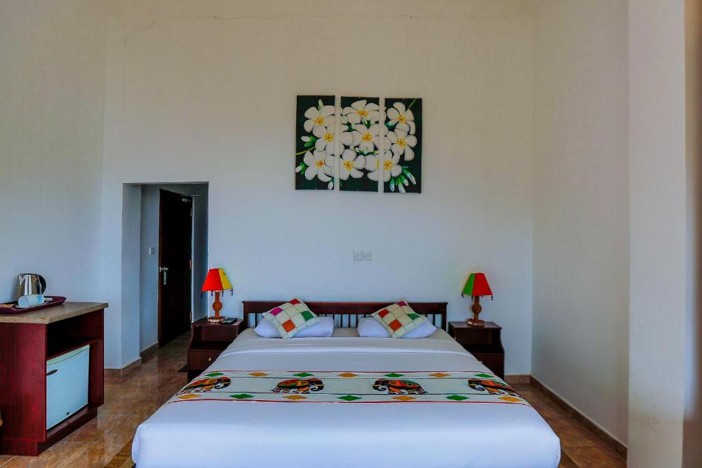 Кровать или кровати в номере Thuruliya Hotel