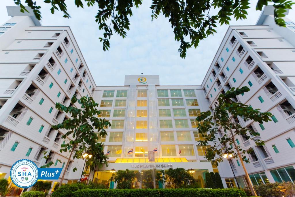 un grand bâtiment blanc avec une horloge. dans l'établissement The Platinum Suite Bangkok, à Bangkok