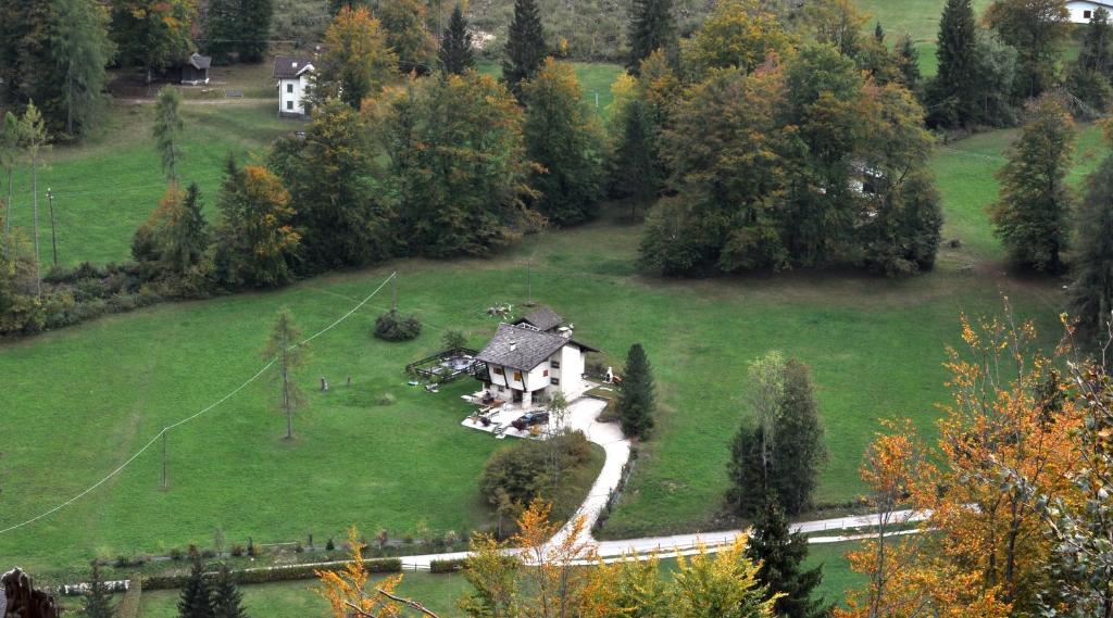 een luchtfoto van een huis in een veld bij Chalet Barbara in Valle di Sella in Borgo