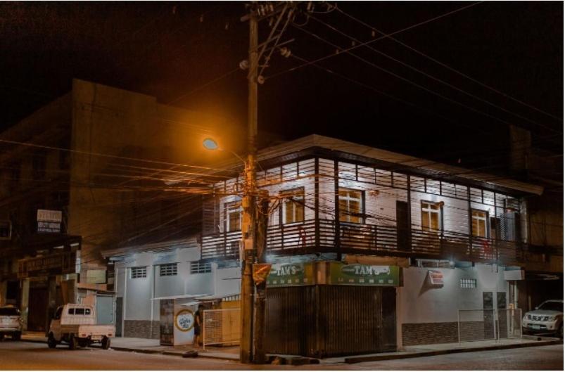 un edificio con un lampione davanti di Casa Martina a Cotabato