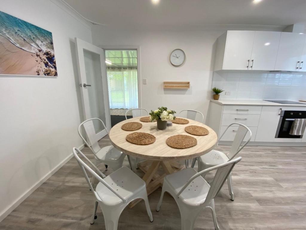 a dining room with a table and chairs in a kitchen at Peppermint Cottage in Broadwater