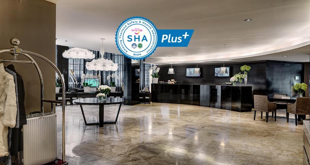 S15 Sukhumvit Hotel في بانكوك: متجر به shka بالإضافة إلى علامة والطاولات والكراسي