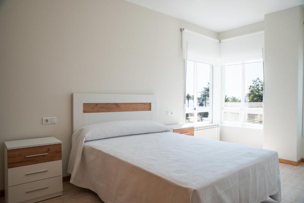 Fotografia z galérie ubytovania Apartment on the first line of Samil beach and with frontal views of the sea v destinácii Vigo