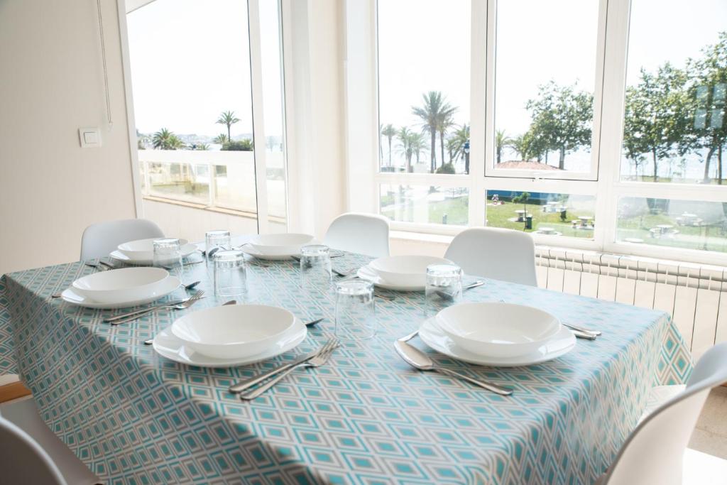 Fotografia z galérie ubytovania Apartment on the first line of Samil beach and with frontal views of the sea v destinácii Vigo
