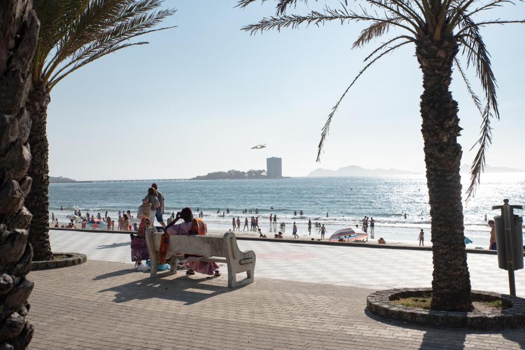 Fotografia z galérie ubytovania Apartment on the first line of Samil beach and with frontal views of the sea v destinácii Vigo