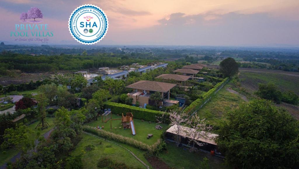 una vista aérea de un complejo con un cartel que lee casas shaq en The Private Pool Villas at Civilai Hill Khao Yai, en Nong Sarai